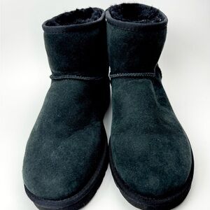 UGG Men’s Black Sheepskin Classic Mini II Pull On Boots #1002072- Size 9